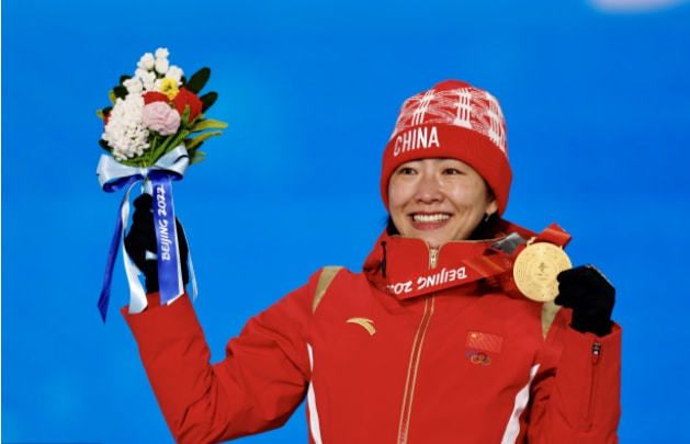 伊藤菜菜子还想继续哀求、努力争取，但施天齐已经将手负在身后，大步迈向了医馆里面的房间。